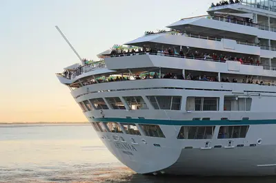 Kreuzfahrt-Auftakt: Artania bringt königlichen Glanz nach Bremerhaven!