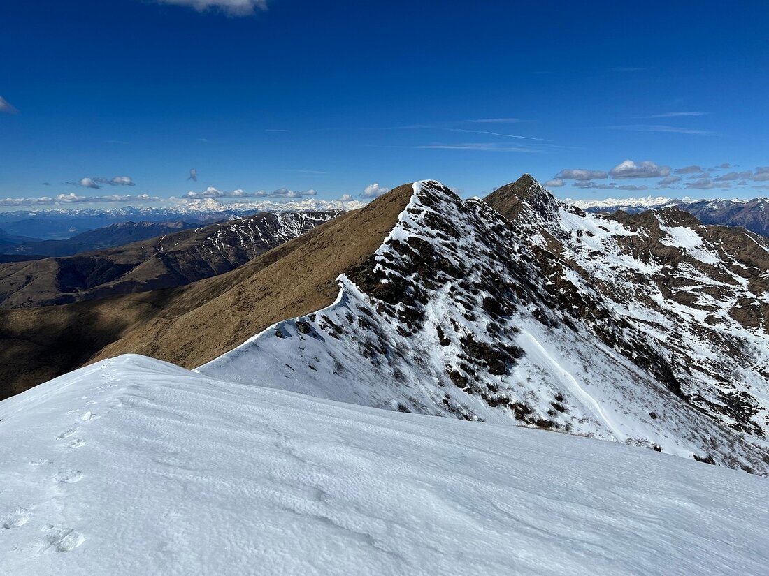 Entdecken Sie die besten Wanderwege in den Alpen: von familienfreundlichen Routen bis zu herausfordernden Trails. Tipps zu Ausrüstung, Sicherheit und kulinarischen Pausen erwarten Sie!