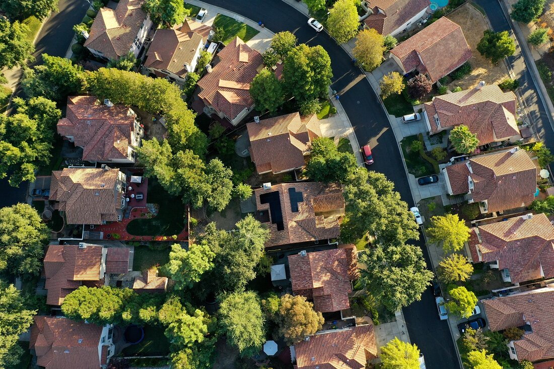 Entdecken Sie nachhaltiges Reisen in Südostasien: umweltfreundliche Transportmittel, kulturelle Sensibilität, lokale Küche und Naturschutz. Tipps für einen plastikfreien Aufenthalt und Unterstützung lokaler Gemeinschaften.