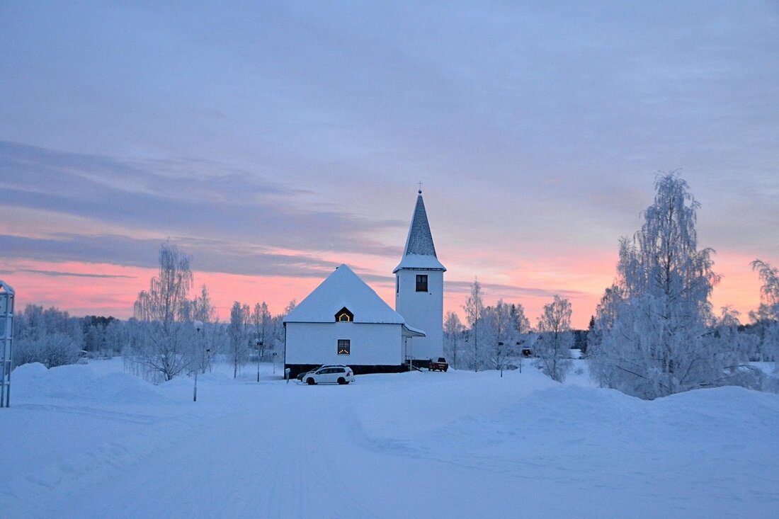 Entdecken Sie die winterlichen Wunder Lapplands: von Husky-Safaris über Nordlichter bis hin zu traditioneller samischer Kultur. Erleben Sie unvergessliche Abenteuer!