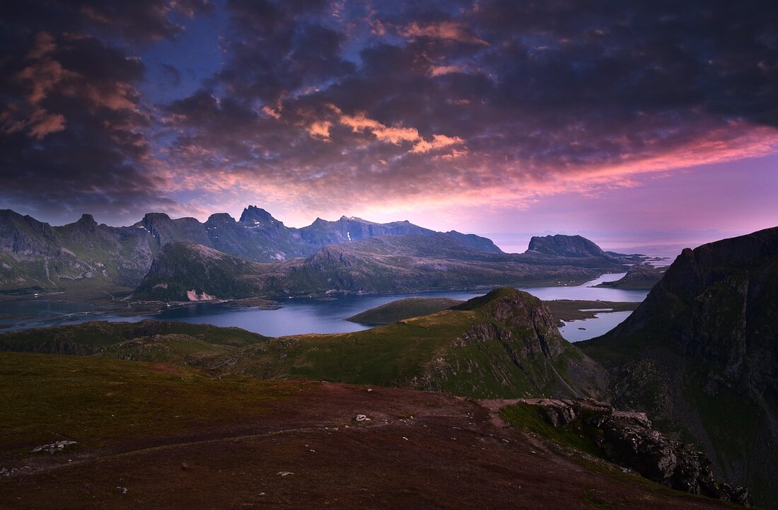 Entdecken Sie die atemberaubenden Fjorde Norwegens: von majestätischen Landschaften über Outdoor-Aktivitäten bis hin zu kulturellen Highlights. Ideal für Reisende!