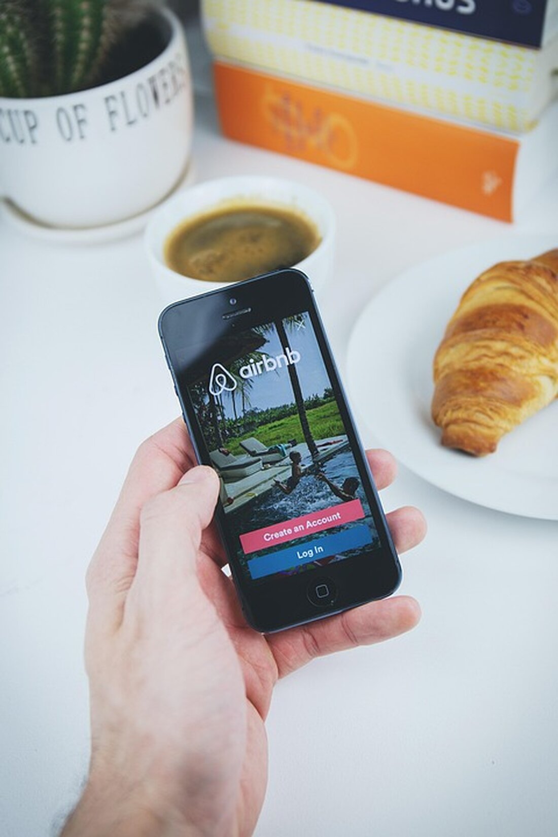 Airbnb erweitert seine Angebote 2025 um Services und Entdeckungen weltweit, um Reisen individueller und authentischer zu gestalten.