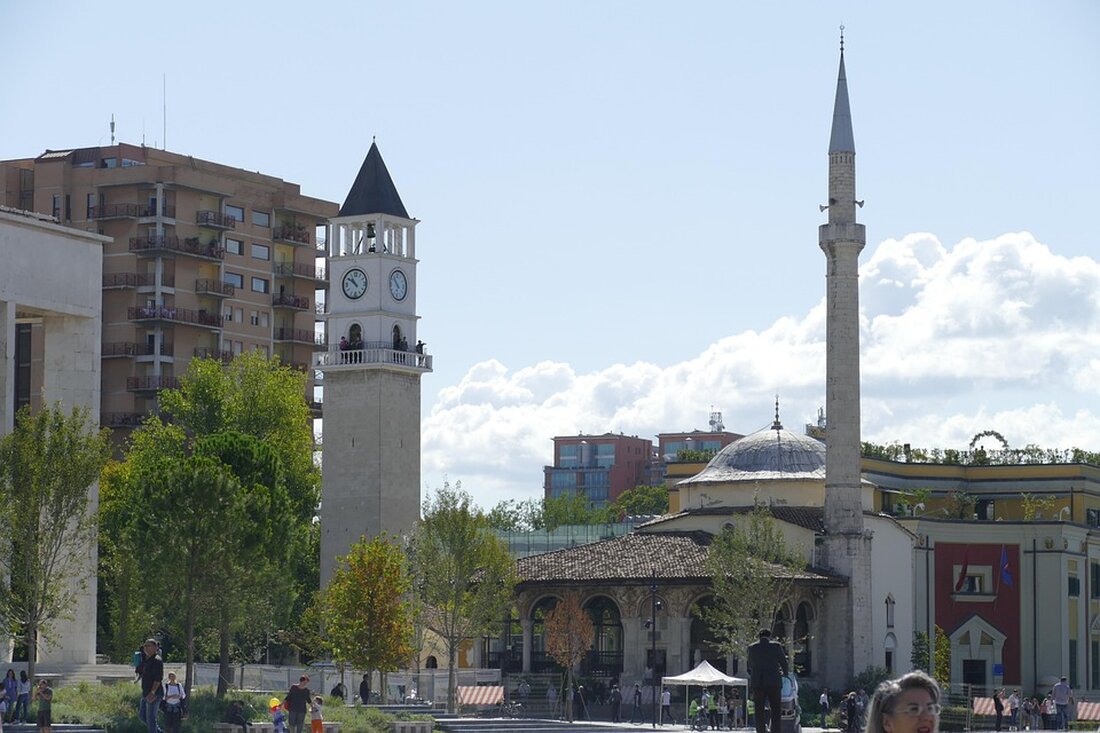 Hohe Preise und Infrastrukturprobleme beeinflussen den Tourismussektor in Albanien 2025. Experten warnen vor Rückgängen bei Besuchern.