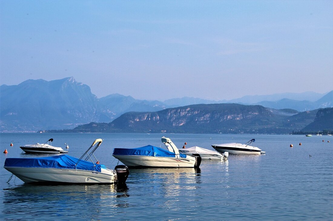 Italiens Gardasee-Region ergreift Maßnahmen gegen Massentourismus: Alkoholverbot ab 19. April 2025 zur Lärmminderung.
