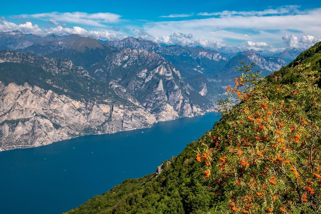 Am Gardasee gilt ein Alkoholverbot in öffentlichen Räumen von April bis November 2023, um Probleme durch Lärmbelästigung zu reduzieren.