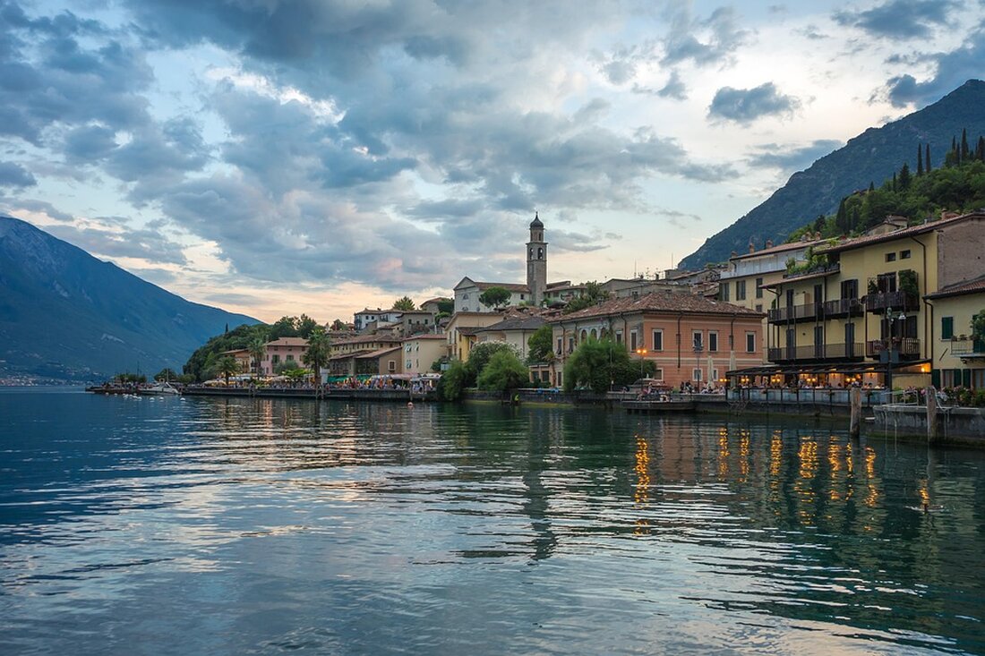 Limone sul Garda führt ein Alkoholverbot ein, um Overtourism und Lärmbelästigung zu reduzieren. Strafen bis 500 Euro drohen.