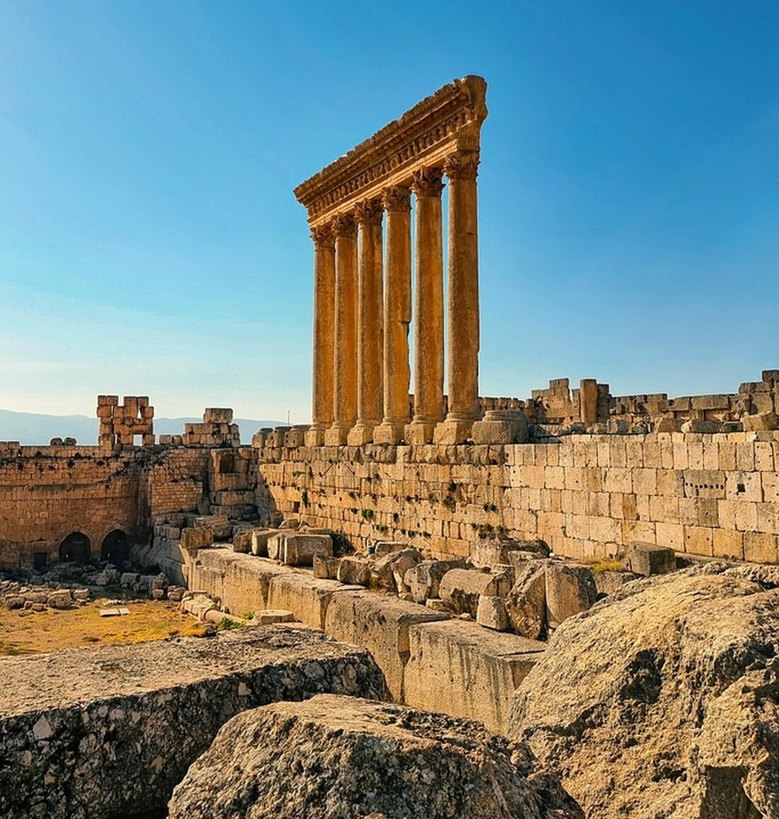 Erleben Sie Baalbek, Libanon: Ein Reisebericht über Zerstörung, Trauer und Hoffnung inmitten des Konflikts mit Israel.