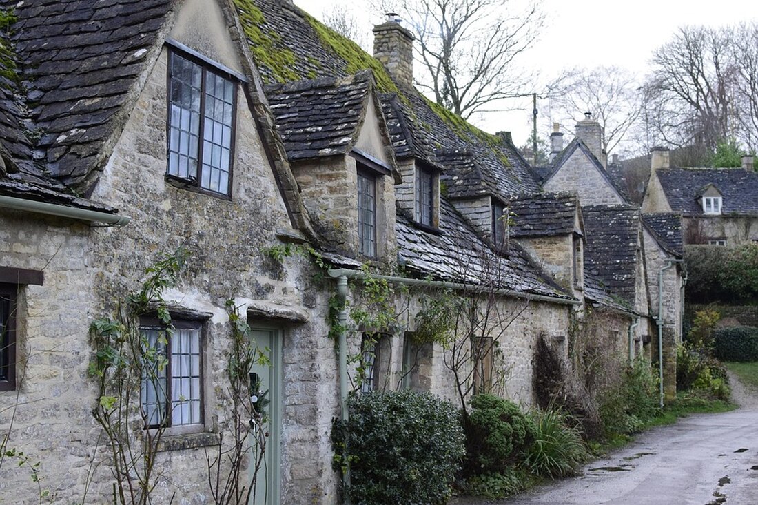 Entdecken Sie Bibury, Englands malerisches Dorf, das mit Touristenmassen und Verkehrsproblemen kämpft. Arlington Row bleibt ein beliebtes Ziel.