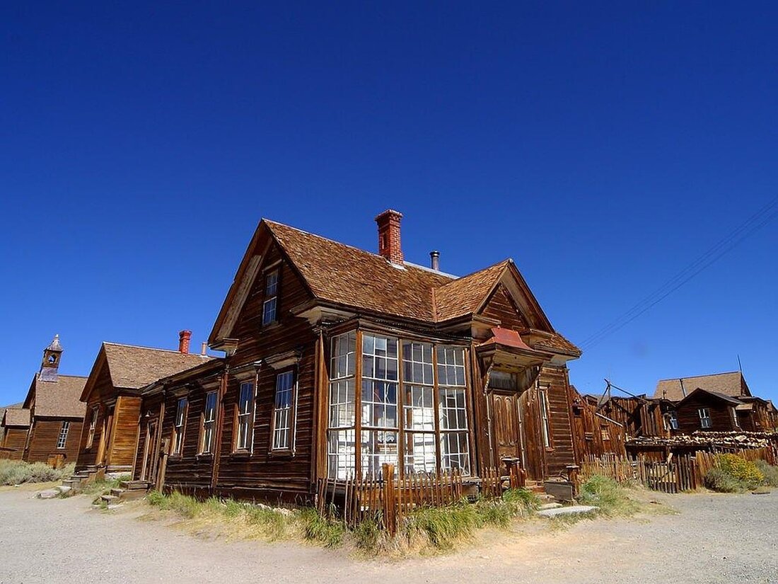 Entdecken Sie die Geisterstadt Bodie in Kalifornien: Ein einst blühendes Goldgräberdorf, jetzt von Spukgeschichten umgeben.