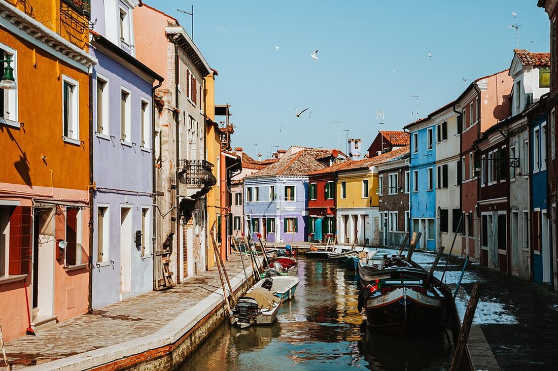 Burano, die bunteste Insel der Welt, begeistert mit leuchtenden Farben und traditioneller Spitzenherstellung. Entdecken Sie ihre Highlights!