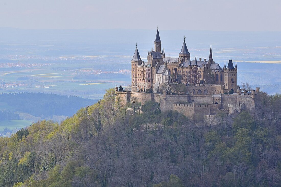 Jochen Arden plant mit Burg Zelem am Niederrhein den Ausbau für sanften Tourismus, um Kultur und Region zu fördern.