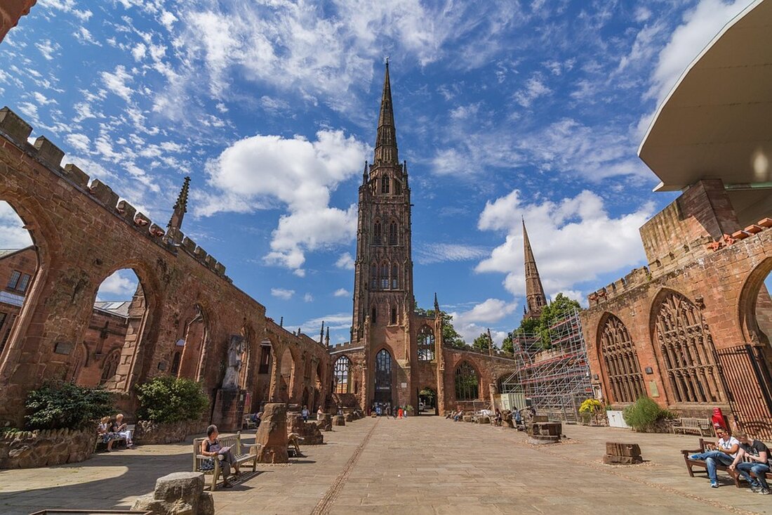 Entdecken Sie die historischen und modernen Sehenswürdigkeiten von Coventry, einschließlich Kathedrale, Transportmuseum und Kenilworth Castle.
