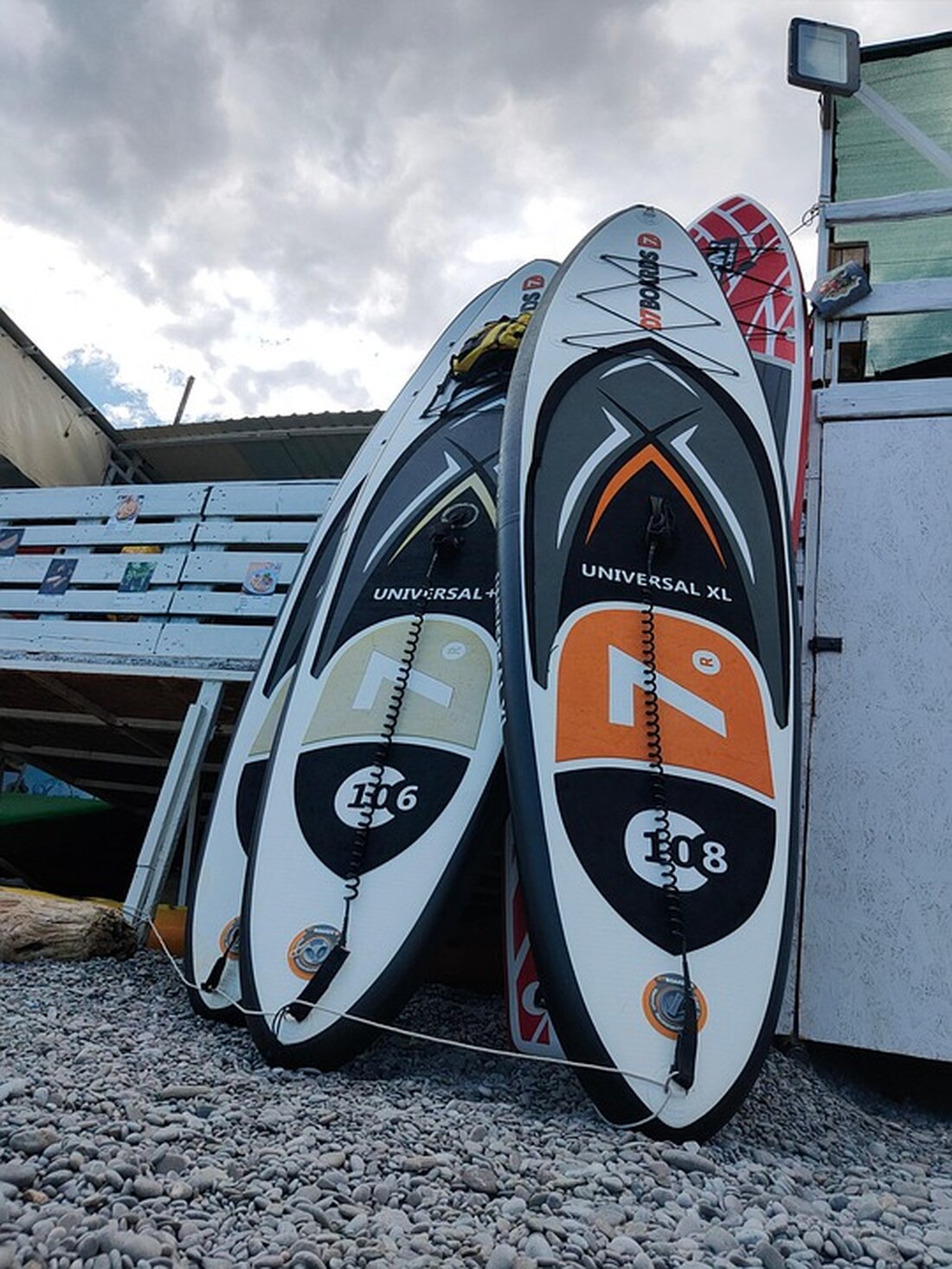 Erfahren Sie alles über die besten SUP-Boards 2024, ihre Eigenschaften und Tipps für Anfänger beim Stand Up Paddling.