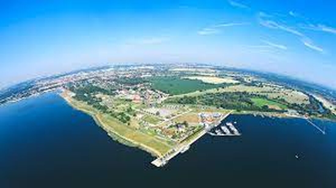 Bitterfeld-Wolfen, ein Städteverbund in Sachsen-Anhalt, hat mehr zu bieten als viele denken. Die Stadt hat eine reiche Geschichte und eine Vielzahl von Sehenswürdigkeiten, die sowohl Einheimische als auch Touristen anziehen. Hier sind die zehn besten Sehenswürdigkeiten in Bitterfeld-Wolfen: Bitterfelder Bogen Der Bitterfelder Bogen ist ein 28 Meter hohes Bauwerk, das 2005 eingeweiht wurde. Von der Aussichtsplattform aus hat man einen atemberaubenden Blick auf das Umland und den Goitzschesee. Es dient nicht nur als Touristenattraktion, sondern auch als Symbol der Erneuerung und des Wandels der Region. Goitzschesee Der Goitzschesee ist ein künstlich angelegter See, der nach dem Hochwasser von 2002 aus …