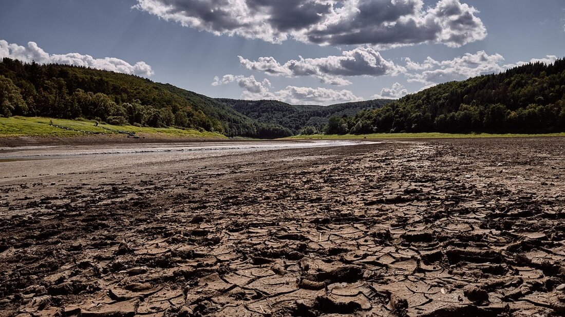 Der Edersee steht vor Herausforderungen: sinkende Wasserstände bedrohen den Tourismus, während Lösungen gefordert werden.