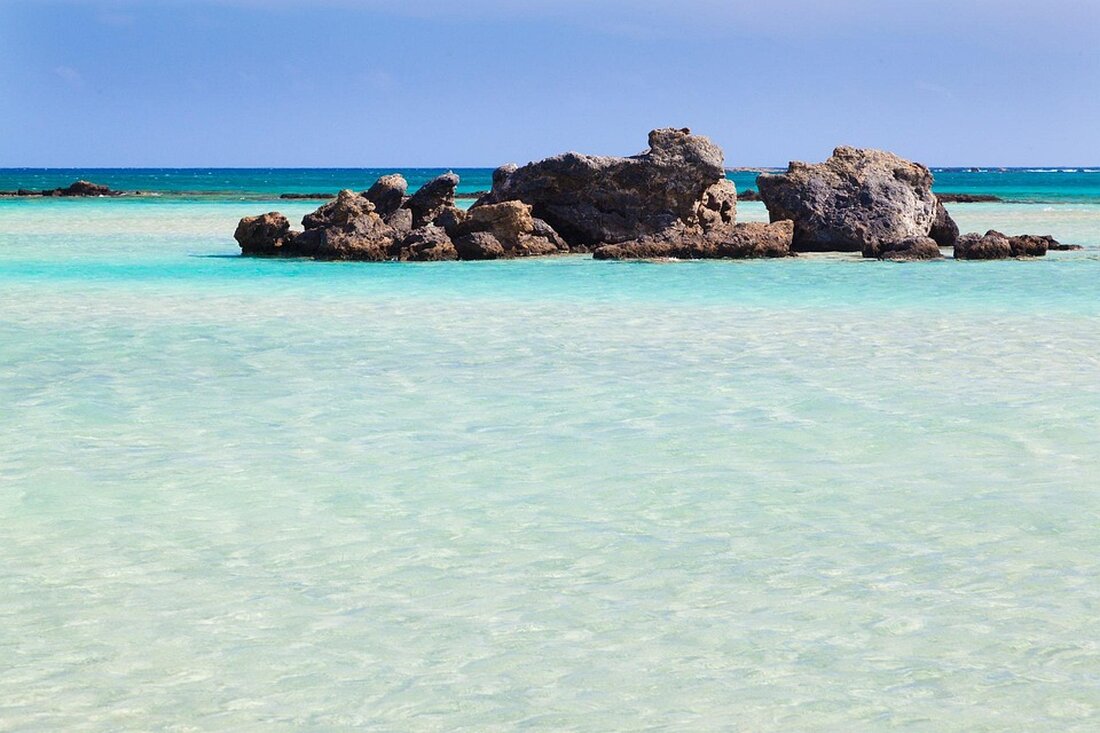 Entdecken Sie Elafonissi Beach, den schönsten Strand der Welt 2025 auf Kreta, bekannt für rosa Sand und glasklares Wasser.