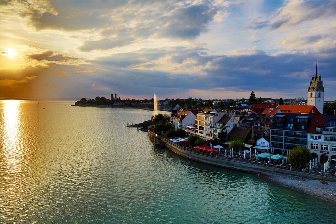 Entdecken Sie Friedrichshafen am Bodensee: Historische Sehenswürdigkeiten, kulinarische Highlights, Freizeitaktivitäten und Insider-Tipps für Ihren Traumurlaub.