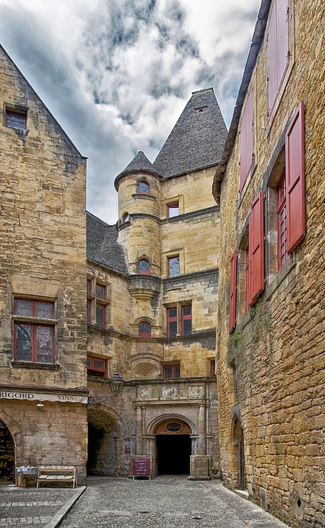 Entdecken Sie Sarlat-la-Canéda: Genießen Sie trüffelbrioche und erleben Sie die kulturellen Unterschiede zwischen Frankreich und Deutschland.