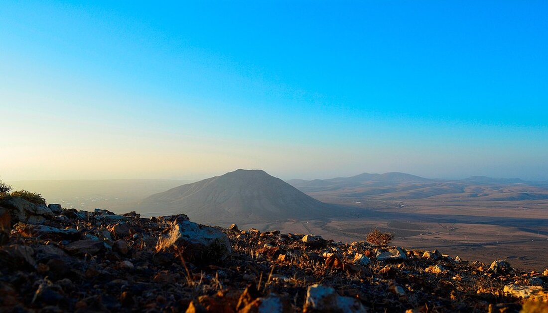 Fuerteventura verzeichnet 2025 einen Anstieg der Touristenankünfte, insbesondere aus Großbritannien, bei Fragen zur nachhaltigen Infrastruktur.