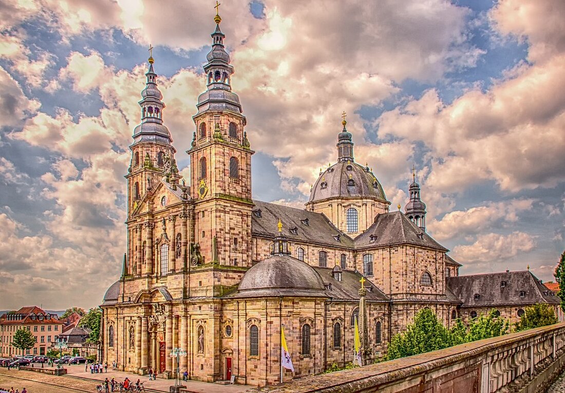 Entdecken Sie die Altstadt von Fulda, ihre Residenz, kulinarische Highlights und Geheimtipps für einen unvergesslichen Aufenthalt in dieser charmanten Stadt.