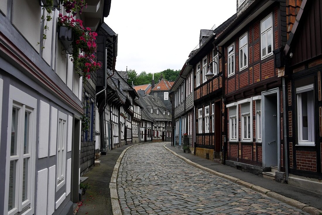 Entdecken Sie die Altstadt von Goslar, die Kaiserpfalz und kulinarische Highlights. Erleben Sie die Harzer Wanderwege und kulturelle Geheimtipps!