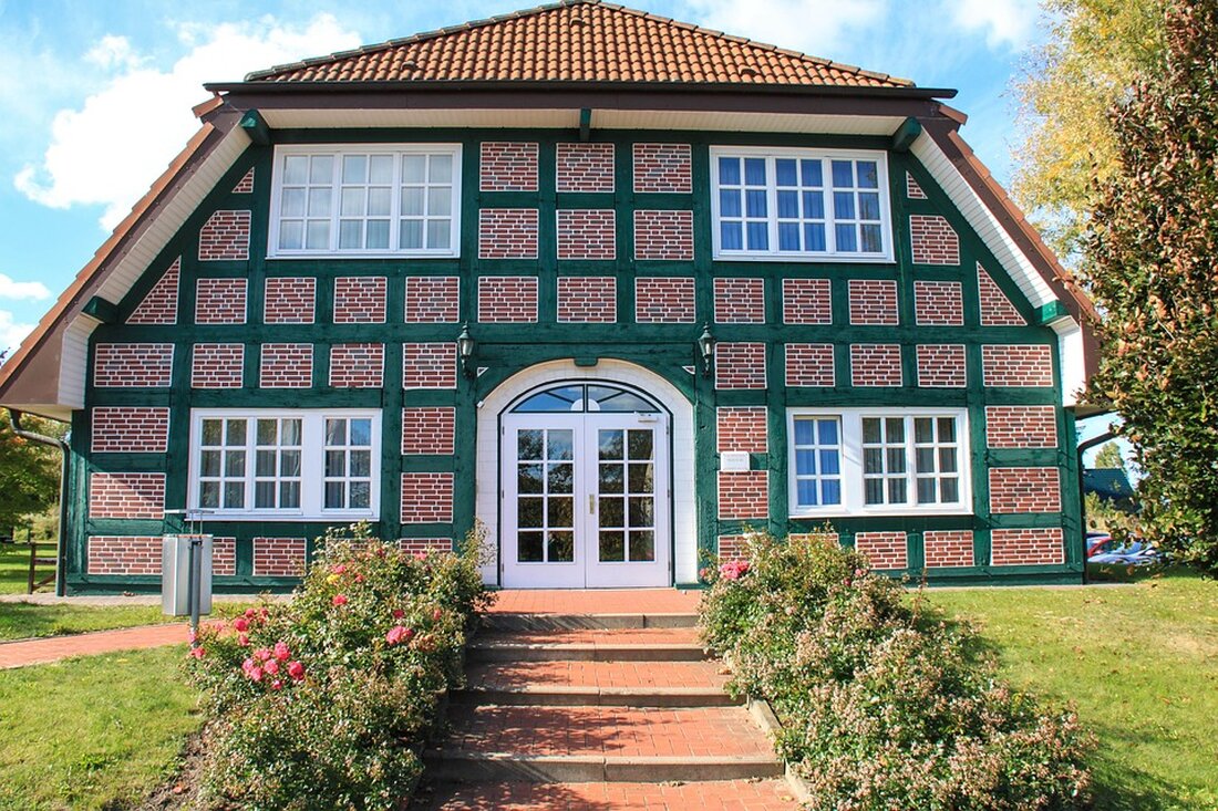 Entdecken Sie die vielfältigen Tourismusangebote in Schleswig-Holstein mit historischen Gutshöfen, Veranstaltungen und Unterkünften.
