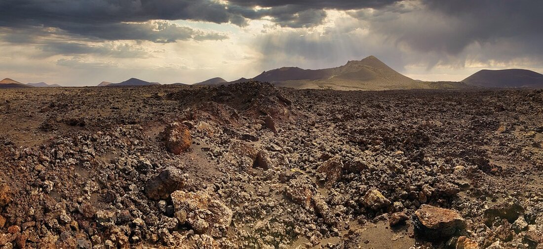 Im Juni 2025 warteten Touristen auf Lanzarote über eine Stunde für Poolliegen, was zu einem viralen „Handtuch-Krieg“ führte.