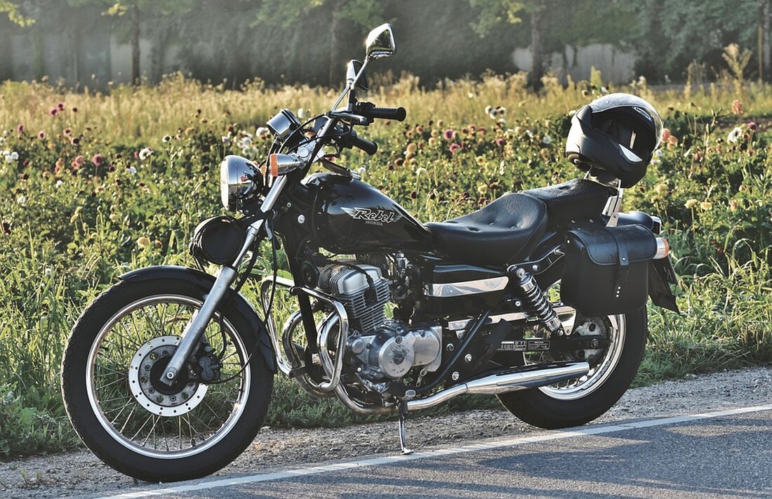 Honda präsentiert die Gold Wing 2025 zum 50-jährigen Jubiläum mit neuen Designs und modernster Technik für ultimative Reisen.