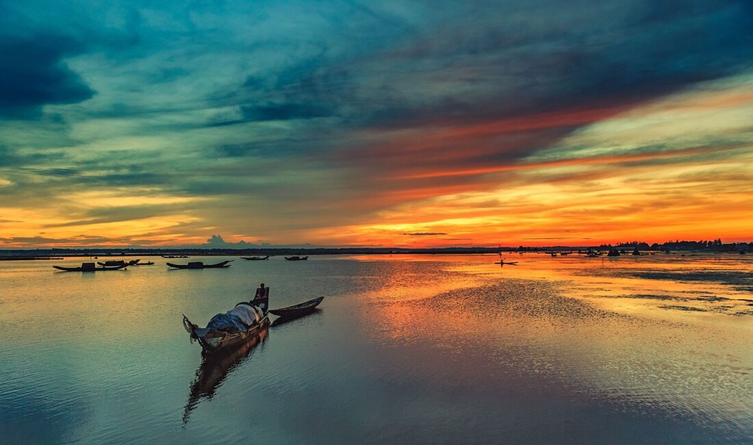 Der Artikel beleuchtet die aktuellen Herausforderungen und Chancen im Tourismussektor von Hue, Vietnam, einschließlich Investitionen und Infrastrukturverbesserungen.