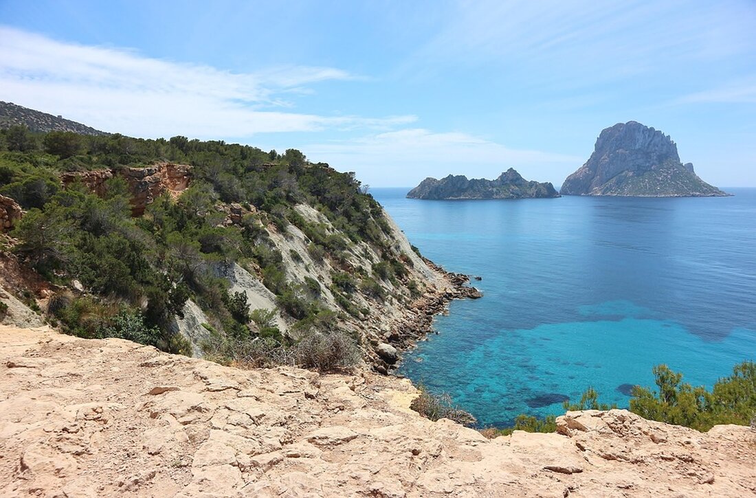 Spanien erlebt 2025 einen Tourismushöhepunkt mit über 100 Millionen Besuchern. Ibiza boomt, steht aber vor Herausforderungen.