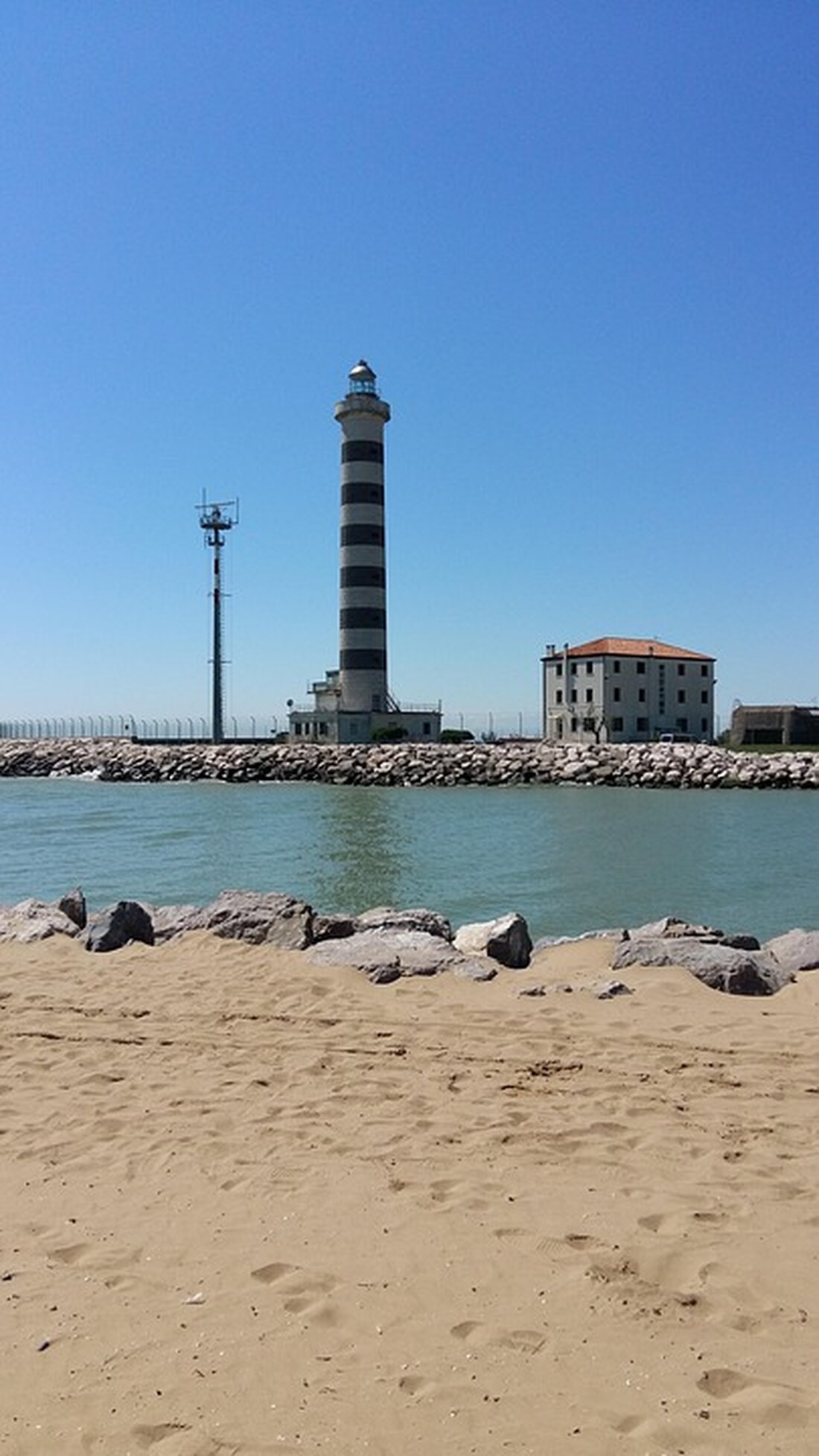 Jesolo und Cavallino erhalten 2025 erneut die Blaue Flagge für ihre nachhaltigen Strände und Umweltpolitik an der Adria.