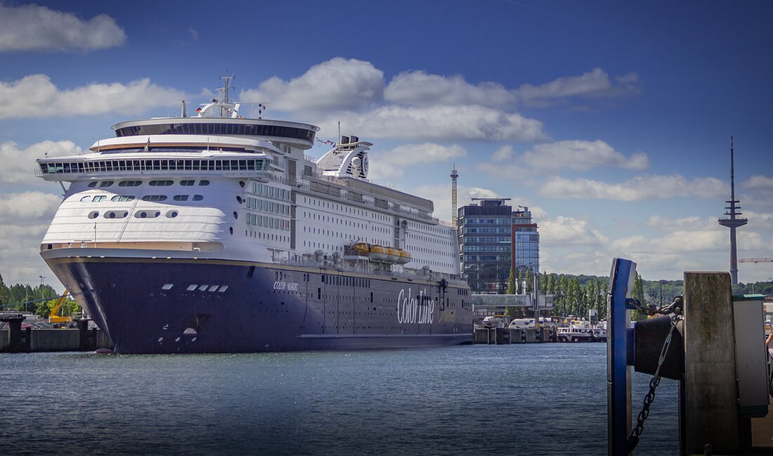 Ein 42-jähriger Mann wurde am 22. Mai 2025 in Kiel nach Ankunft des Kreuzfahrtschiffs "AIDAbella" wegen Betrugs festgenommen.