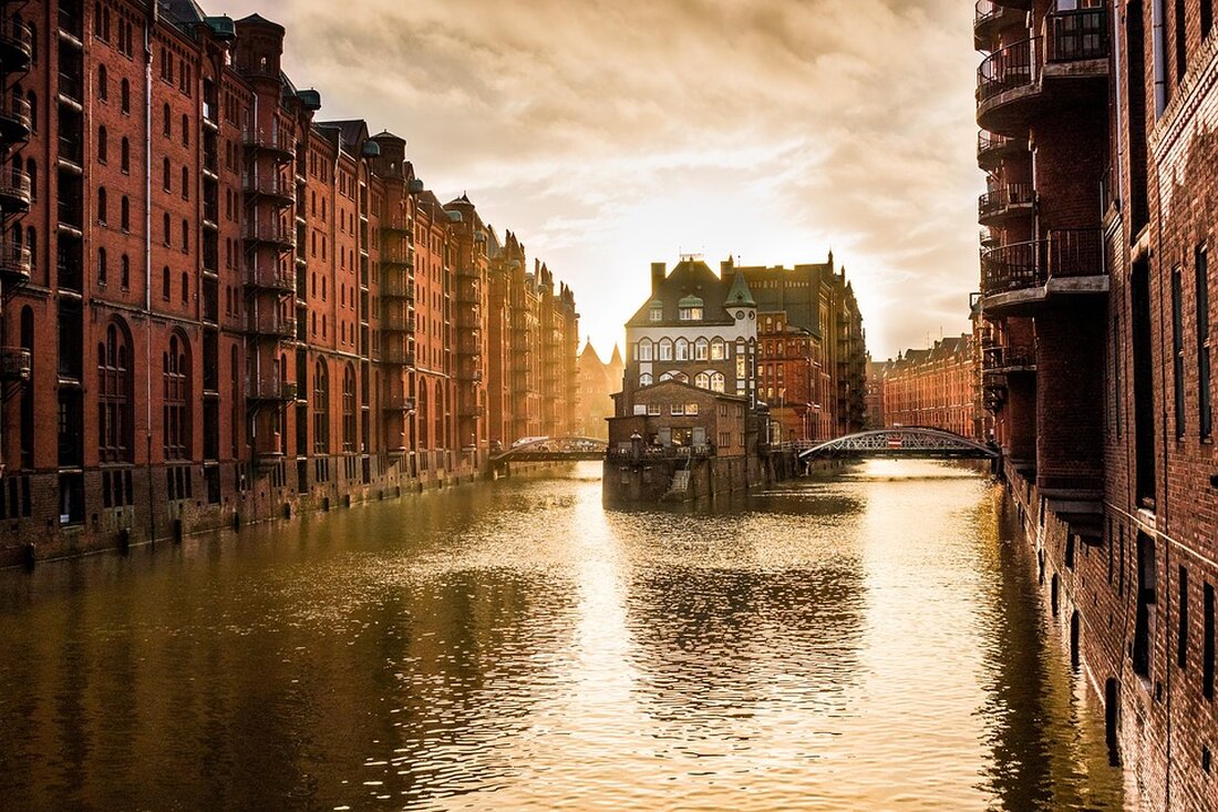 Entdecken Sie die neuesten Entwicklungen im Kreuzfahrt-Tourismus in Hamburg: Passagierverhalten, Hotspots und Umweltinitiativen.