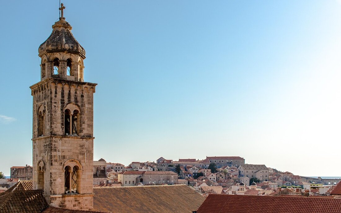 Kroatien reguliert den Tourismus in Dubrovnik mit neuen Maßnahmen, um Überfüllung und kulturelle Erhaltung zu fördern.