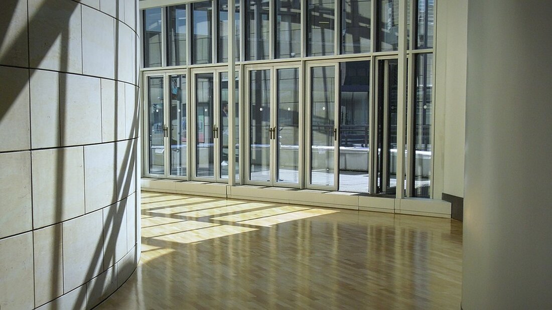 Der Landtag Südtirols diskutiert einen Antrag zum Thema Tourismus als Instrument der Wissensvermittlung. Ziel ist, Besucher über die regionale Kultur und Geschichte zu informieren und deren Verständnis zu fördern.