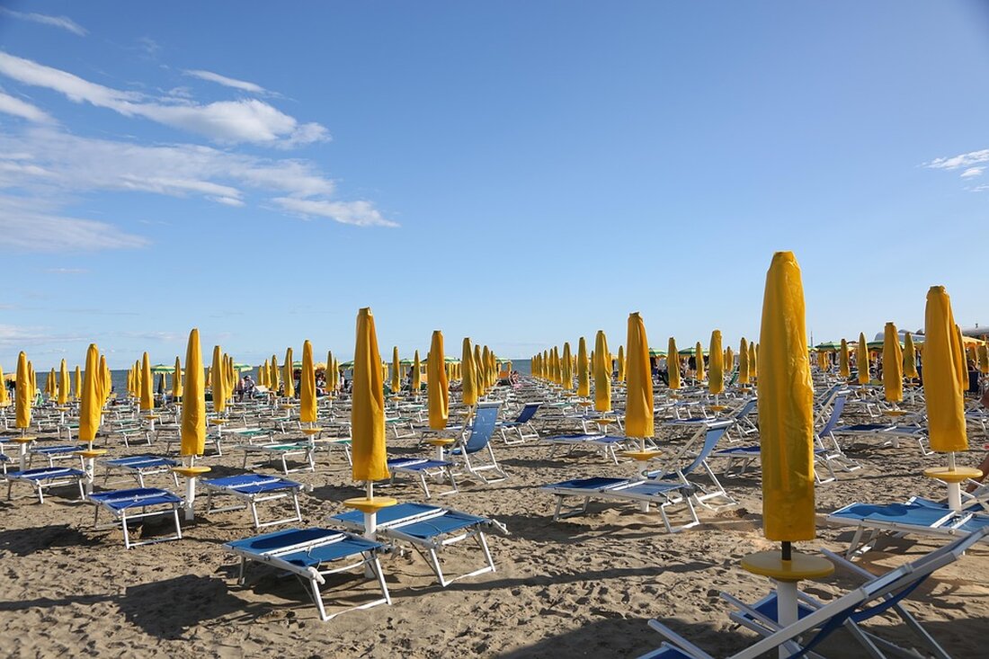 Lignano Sabbiadoro implementiert strenge Maßnahmen für Pfingsten 2025 zur Eindämmung von Exzessen an Stränden und in Lokalen.