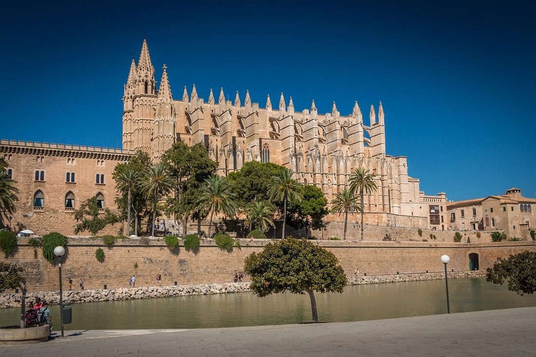 Erfahren Sie, wie Mallorca in den 1950er Jahren zum beliebten Urlaubsziel wurde und welche historischen Flüge es prägten.