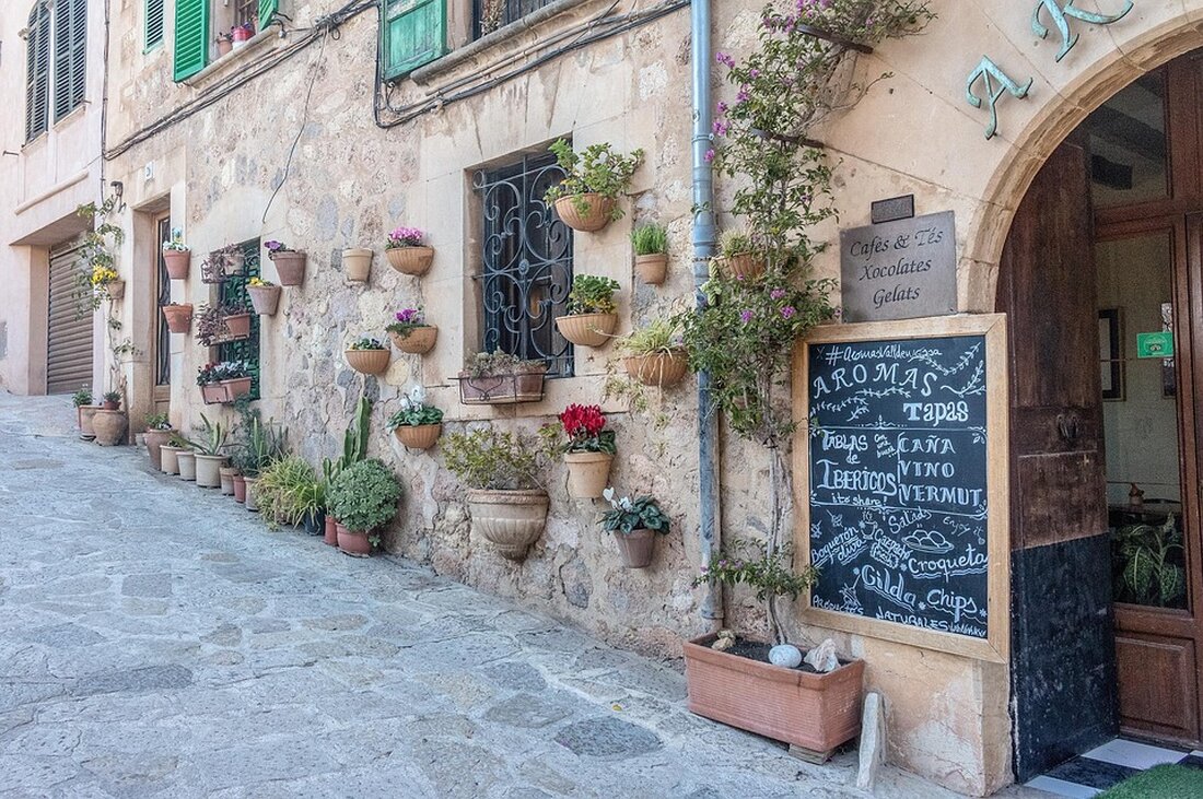 Mallorca kämpft mit schweren Abwasserproblemen, die Strände sperren gefährdet. Forderungen nach nachhaltigen Lösungen werden laut.