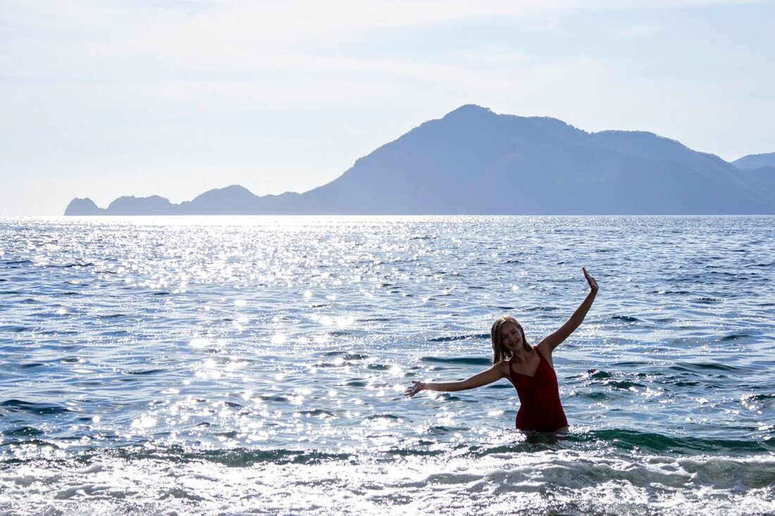 Immer zunehmende Frauen reisen allein, um sich selbst zu finden. Tipps und Trends für Solo-Reisen 2025 im Fokus.