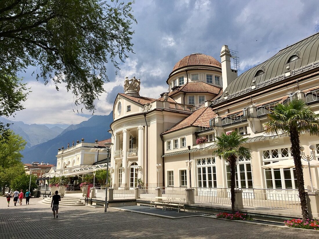 Entdecken Sie Meran in Südtirol: Historische Kurstadt mit Heilbädern, Gärten und Aktivitäten für jede Jahreszeit. Ideal für Erholung!