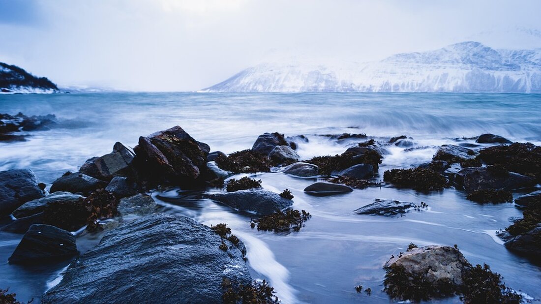 Norwegen führt 2024 eine Tourismus-Abgabe ein, um übermäßigen Tourismus zu regulieren und Infrastrukturprobleme zu lösen.