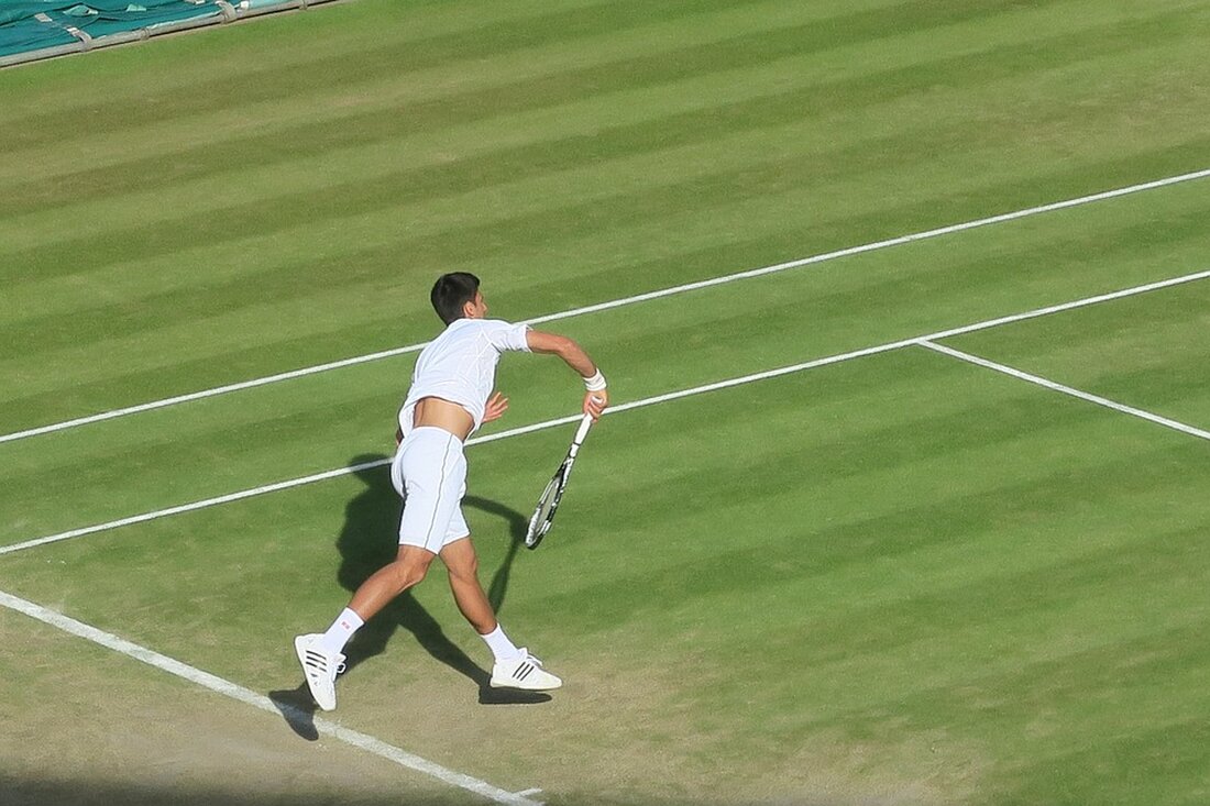 Novak Djokovic feiert am 24.05.2025 seinen 100. Titel in der Tennisgeschichte, ein Beweis seiner bemerkenswerten Karriere und Dominanz.
