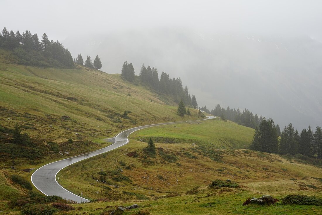 96 % der Österreicher planen 2025 Sommerurlaub, bevorzugen Ziele am Meer und nutzen häufig das Auto für Reisen.