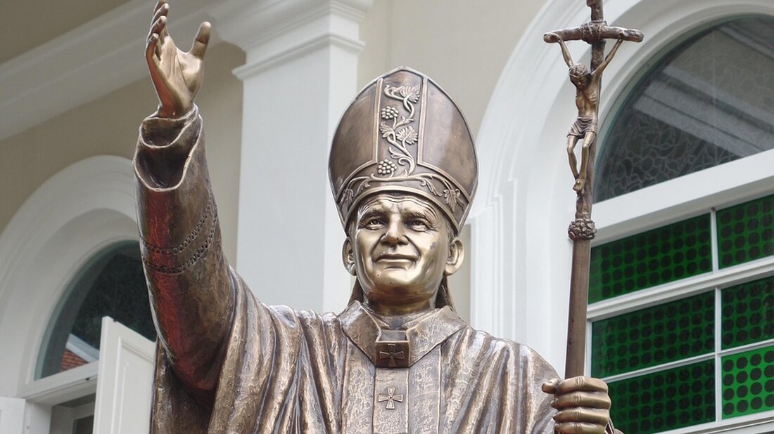 Papst Leo XIV. genießt vom 6. bis 20. Juli 2025 Urlaub in Castel Gandolfo, plant Messen und fördert nachhaltige Projekte.