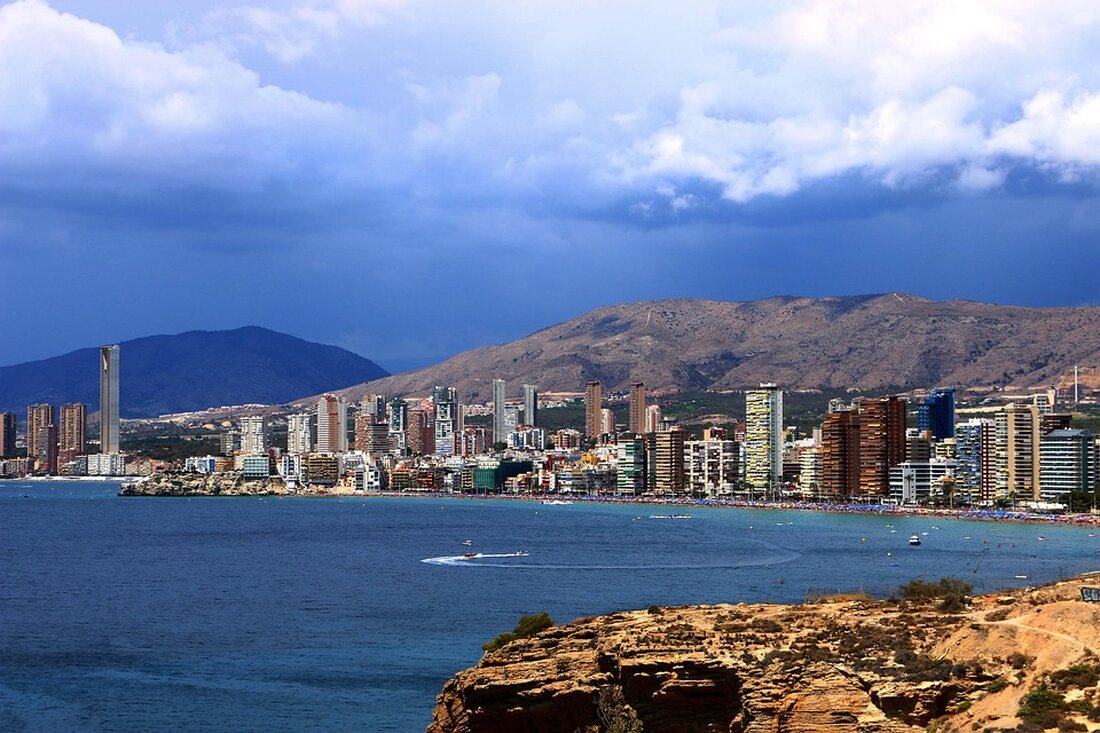 Urlaub in Benidorm: Der neue Partytourismus im Fokus mit umstrittenem "Slap Shot"-Trinkspiel und Sicherheitsbedenken.