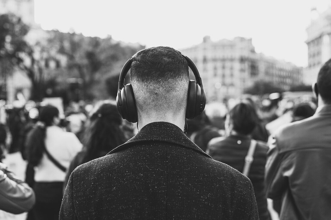 Erfahren Sie von Jürgen Schmude, wie Overtourism in Städten reguliert werden sollte und welche politischen Entwicklungen aktuell sind.