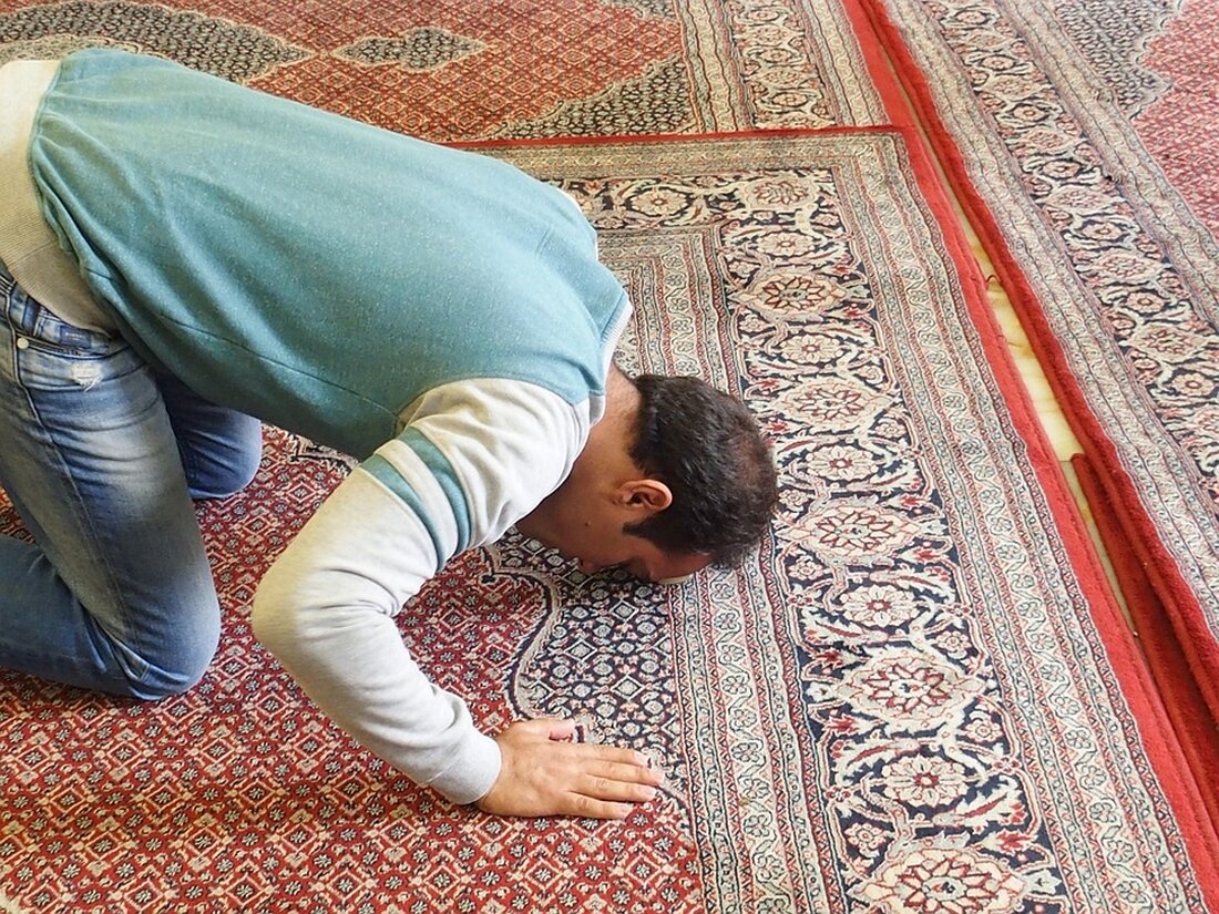 Das Auswärtige Amt warnt dringend vor Reisen in den Iran und rät deutschen Staatsbürgern zur sofortigen Ausreise wegen erhöhter Risiken.