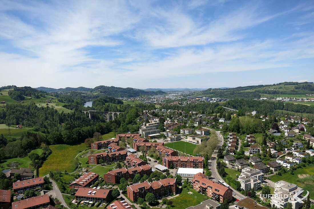 Schweizer Regionen entwickeln Strategien gegen Übertourismus. Prognosen zeigen Anstieg der Logiernächte. Maßnahmen sind geplant.