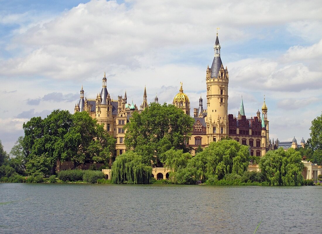 Entdecken Sie die Highlights von Schwerin: die charmante Altstadt, das beeindruckende Schloss, atemberaubende Seen und kulinarische Köstlichkeiten. Erleben Sie unvergessliche Events!