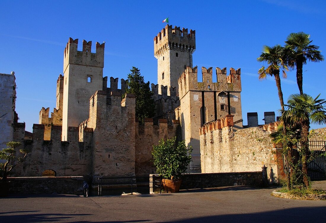 Überfüllte Straßen in Sirmione am Gardasee: Anwohner fordern Eintrittsgebühren zur Regulierung des Massentourismus.